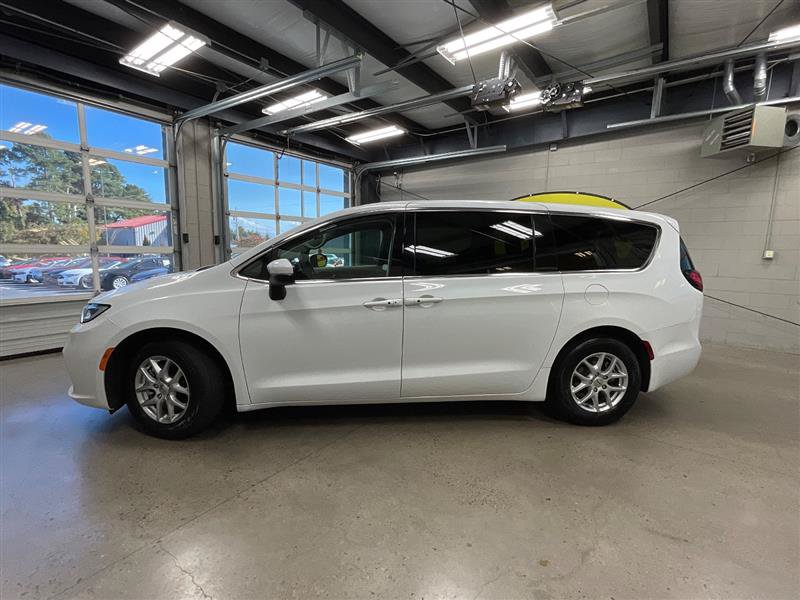 Used 2023 Chrysler Pacifica Touring-L FWD image 2