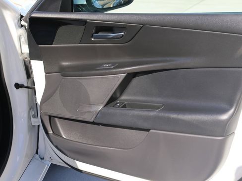 Used 2019 Jaguar XE Premium image 14