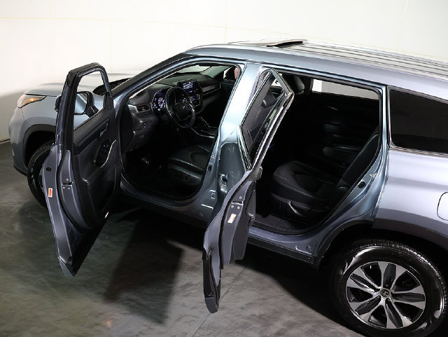 Used 2021 Toyota Highlander XLE AWD/4WD image 5