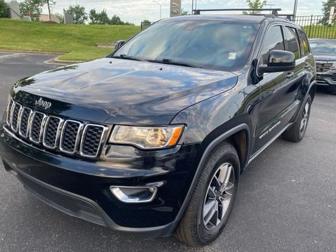 Used 2018 Jeep Grand Cherokee Laredo AWD/4WD image 2