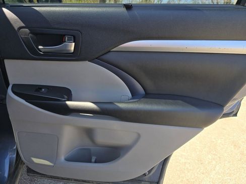 Used 2019 Toyota Highlander XLE image 22