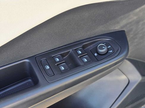 Used 2026 Volkswagen Taos SE AWD/4WD image 19
