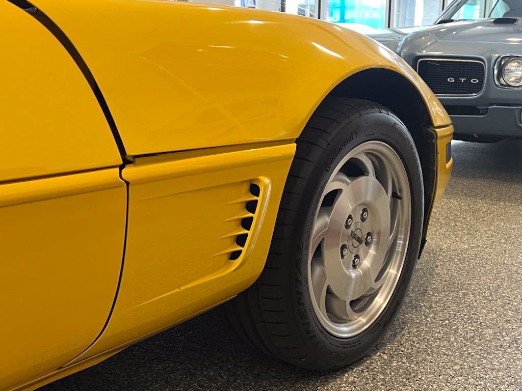Used 1995 Chevrolet Corvette Convertible RWD image 6