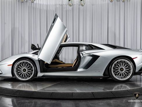 Used 2018 Lamborghini Aventador S image 21
