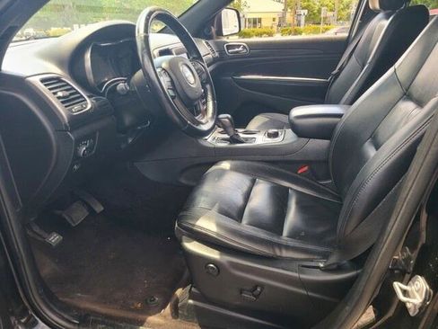Used 2019 Jeep Grand Cherokee Laredo AWD/4WD image 4