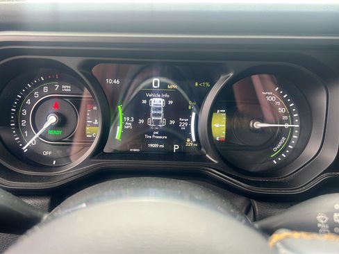 Used 2024 Jeep Wrangler Unlimited Sahara w/ Technology Group AWD/4WD image 23