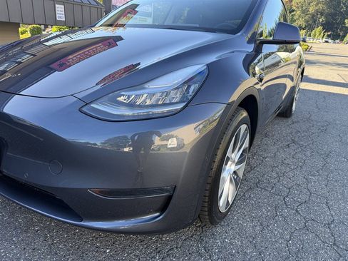 Used 2021 Tesla Model Y Long Range AWD/4WD image 29