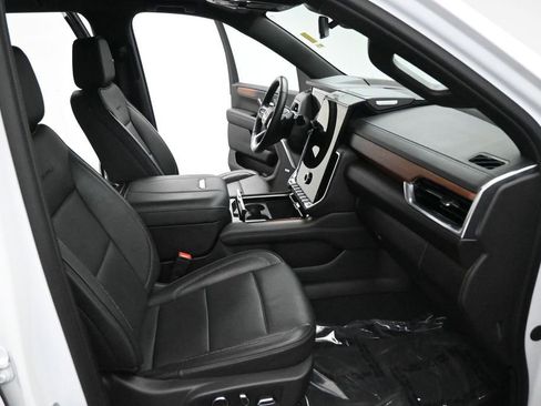 Used 2025 GMC Yukon XL Denali AWD/4WD image 23