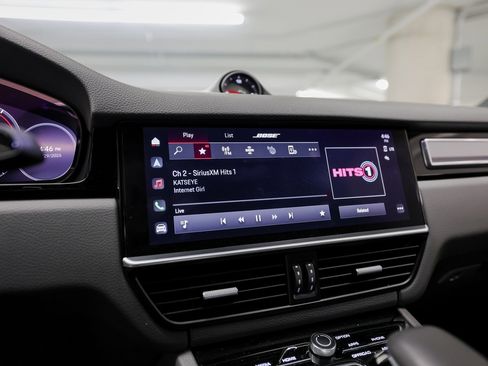 Certified 2023 Porsche Cayenne Platinum Edition image 18