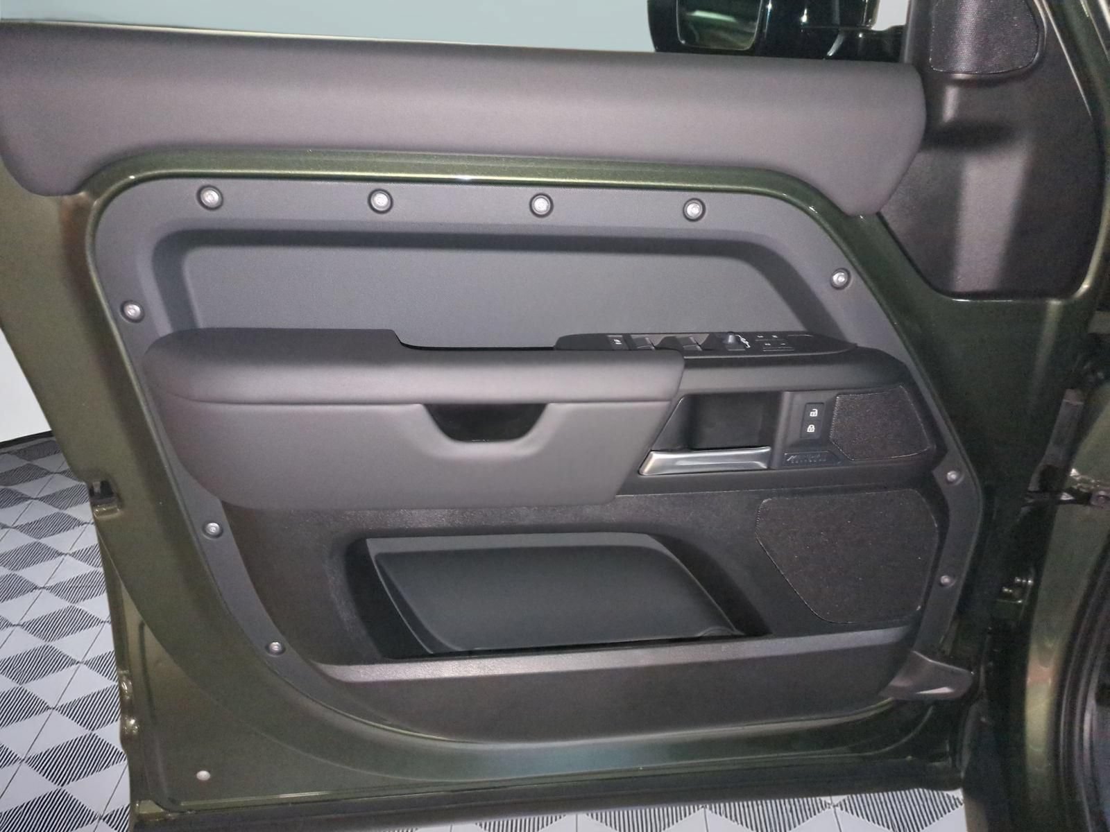 New 2026 Land Rover Defender 110 X-Dynamic SE AWD/4WD image 11