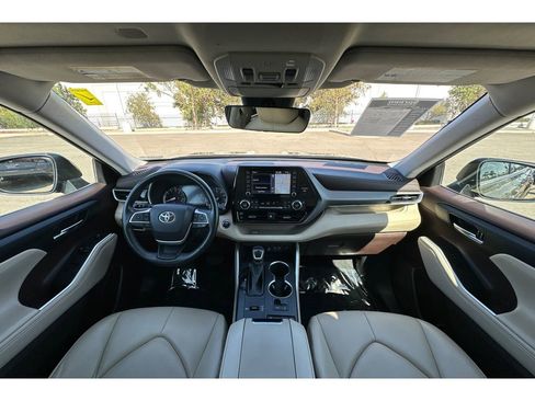 Used 2022 Toyota Highlander XLE image 15