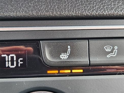 Used 2021 Volkswagen Atlas Cross Sport SE image 23