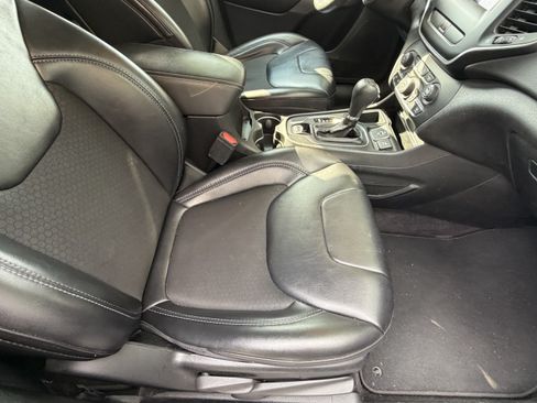 Used 2019 Jeep Cherokee Latitude Plus FWD image 44