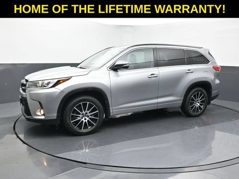 Used 2017 Toyota Highlander SE AWD/4WD image 3