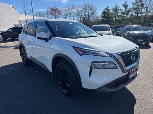 Used 2021 Nissan Rogue SV image 3