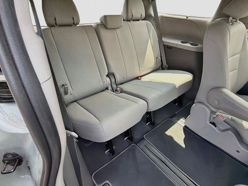 Used 2020 Toyota Sienna XLE AWD/4WD image 25