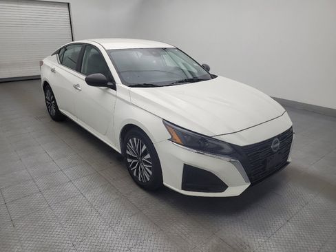 Used 2025 Nissan Altima 2.5 SV FWD image 13