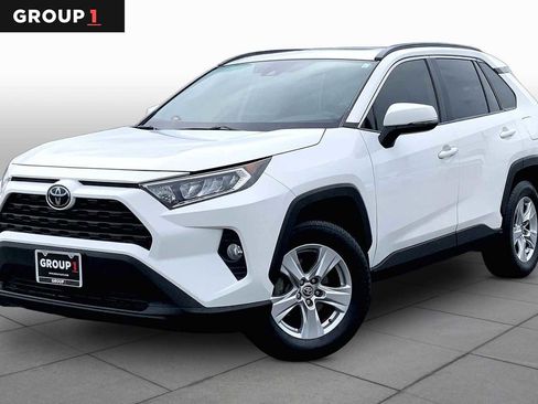 Used 2021 Toyota RAV4 XLE w/ Convenience Package FWD image 1