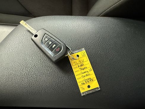 Used 2022 Toyota Camry LE image 29