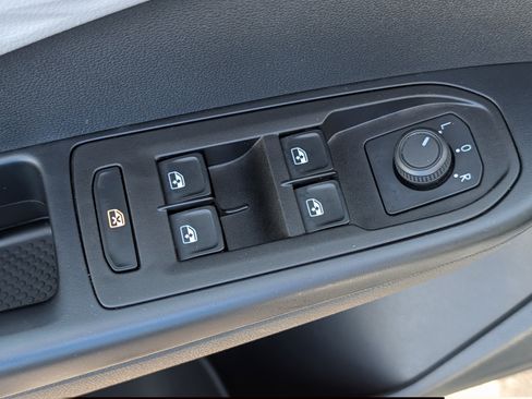 Certified 2024 Volkswagen Taos S FWD image 19