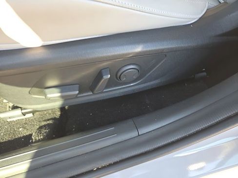 Used 2025 Hyundai Elantra Limited image 10