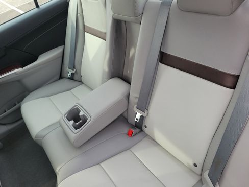 Used 2014 Toyota Camry XLE image 11