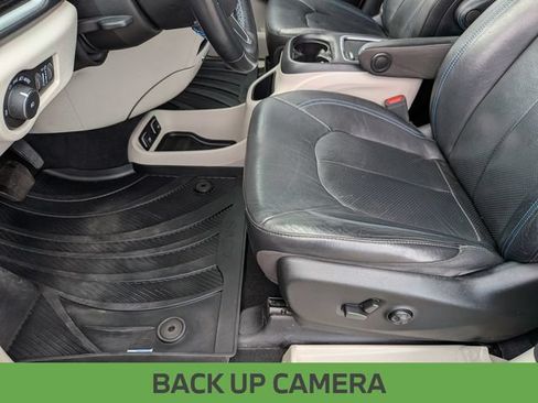 Used 2021 Chrysler Pacifica Touring-L FWD image 15