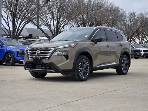 Used 2024 Nissan Rogue Platinum w/ Platinum Premium Package image 2