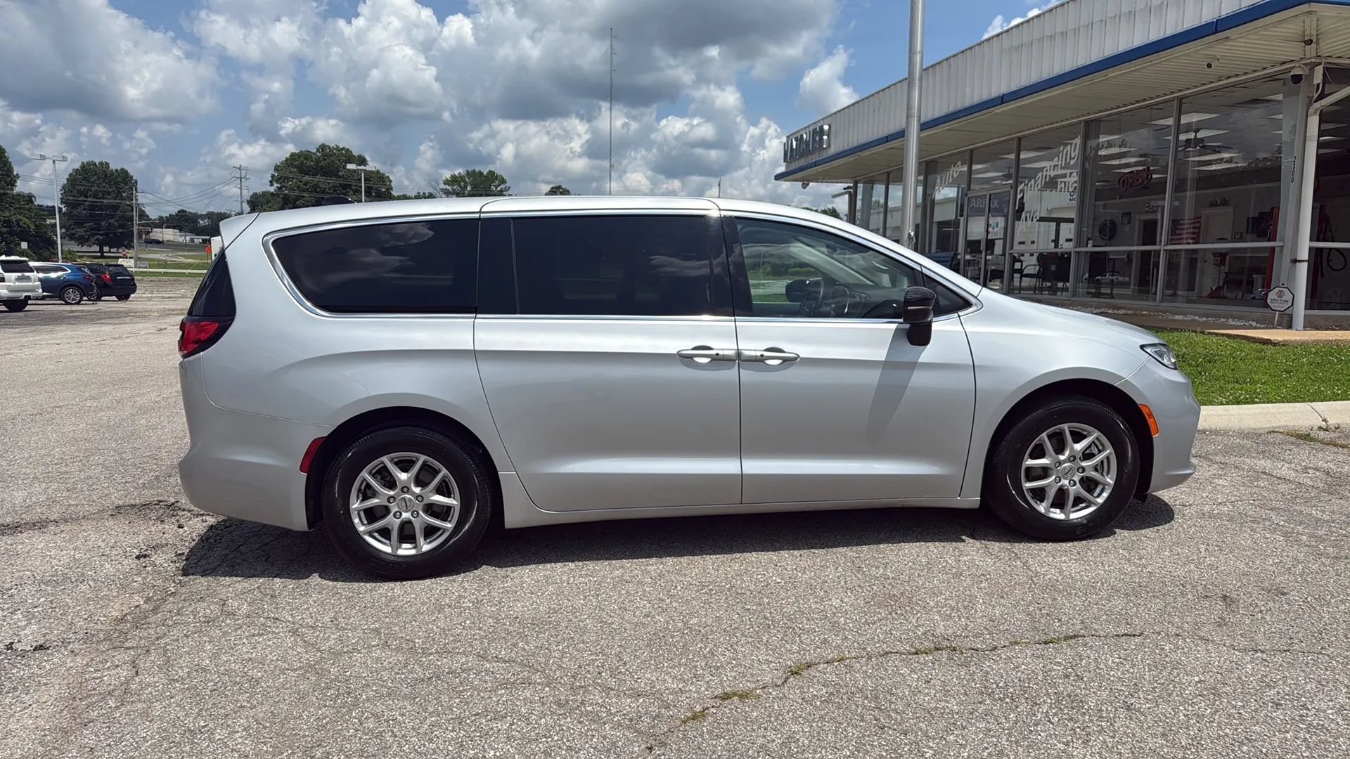 Used 2024 Chrysler Pacifica Touring-L FWD image 6