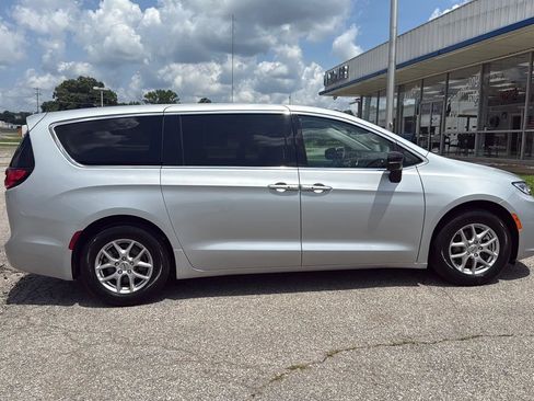 Used 2024 Chrysler Pacifica Touring-L FWD image 6
