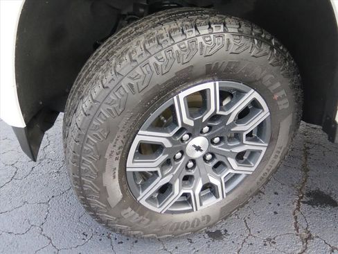 Used 2024 Chevrolet Colorado Z71 w/ Z71 Convenience Package 2 image 18