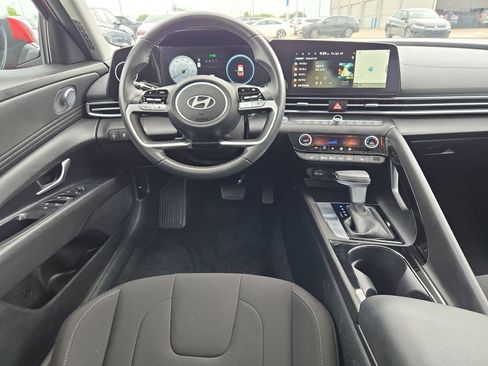 Used 2025 Hyundai Elantra SEL FWD image 30