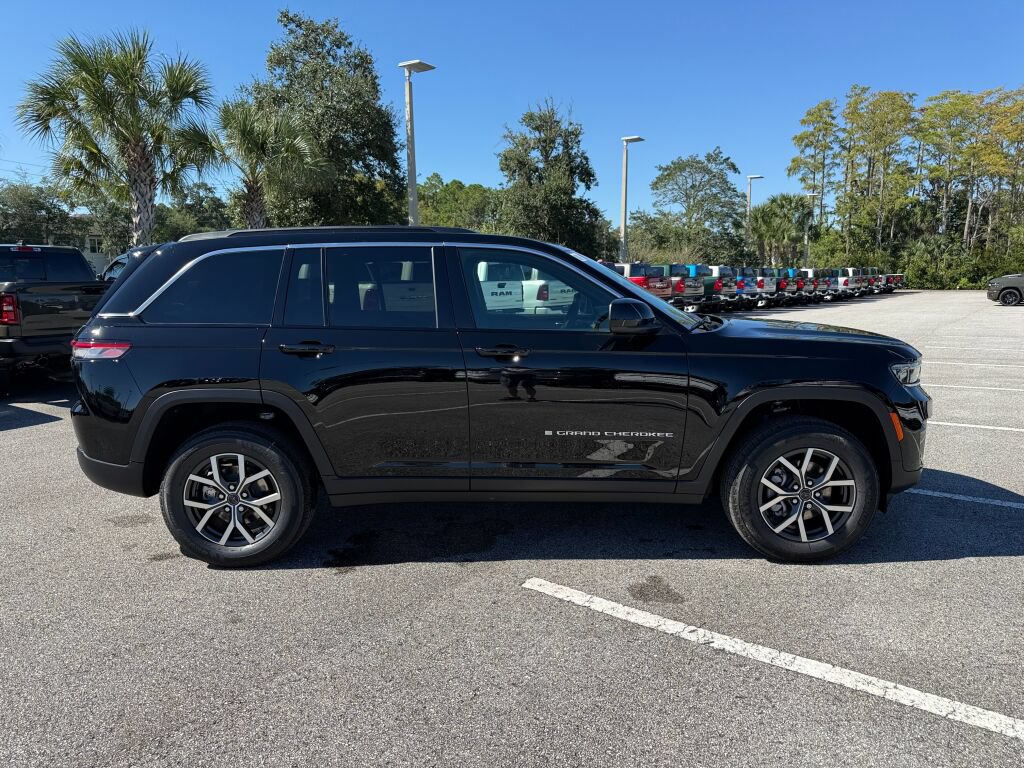 New 2027 Jeep Grand Cherokee Laredo RWD image 2
