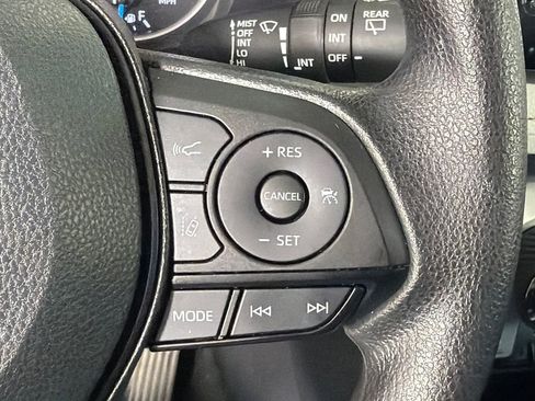 Used 2022 Toyota RAV4 XLE AWD/4WD image 25
