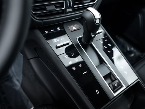 Certified 2026 Porsche Macan image 16