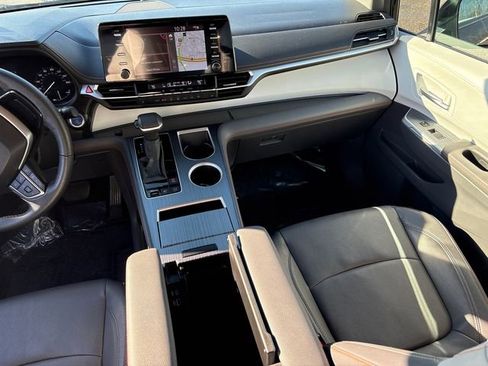 Used 2024 Toyota Sienna XSE image 22