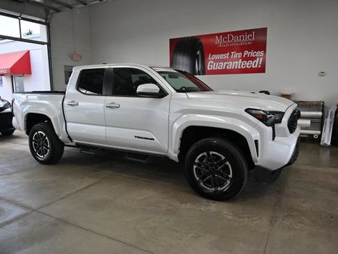 Used 2025 Toyota Tacoma TRD Sport AWD/4WD image 4