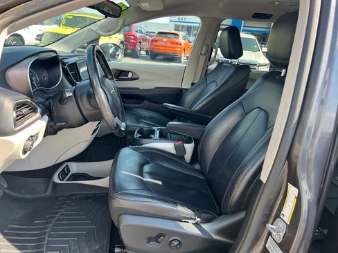 Used 2017 Chrysler Pacifica Touring-L FWD image 24