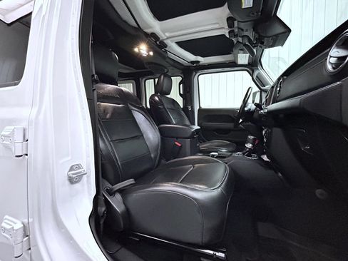 Used 2019 Jeep Wrangler Unlimited Sahara AWD/4WD image 15