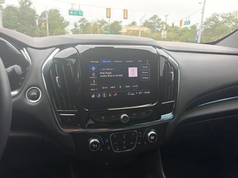 Used 2023 Chevrolet Traverse RS FWD image 13