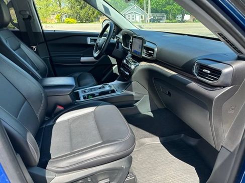 Used 2022 Ford Explorer Limited w/ Equipment Group 301A AWD/4WD image 11
