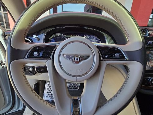 Used 2019 Bentley Bentayga image 20