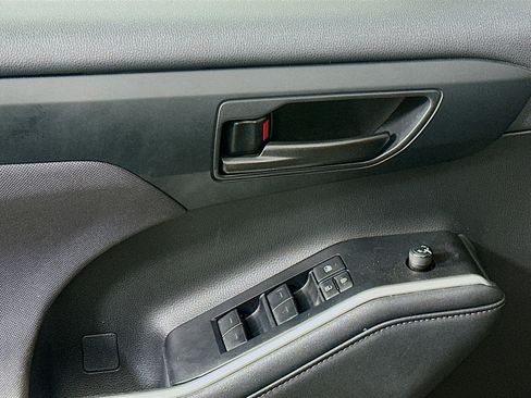 Used 2023 Toyota Highlander LE image 15