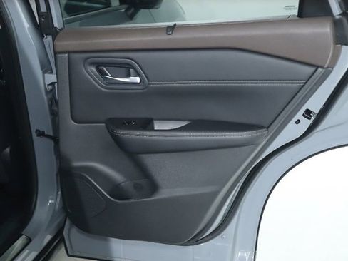 Used 2022 Nissan Rogue SL w/ SL Premium Package image 32