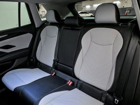 Used 2025 Volkswagen Tiguan SE w/ Panoramic Sunroof Package image 14