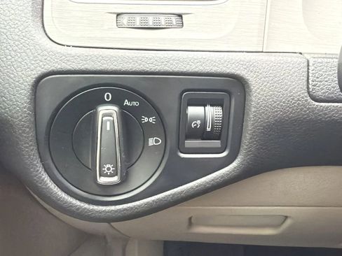 Used 2016 Volkswagen Golf Limited Edition image 15