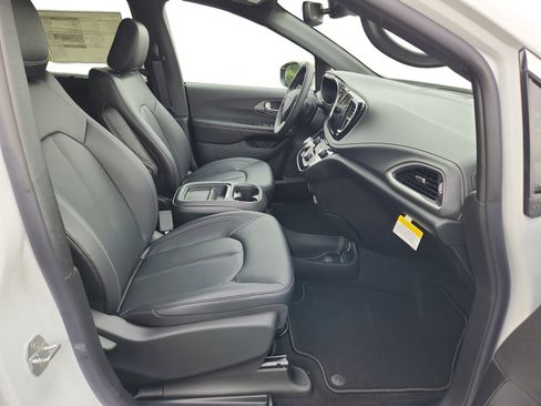 New 2027 Chrysler Pacifica Select FWD image 24
