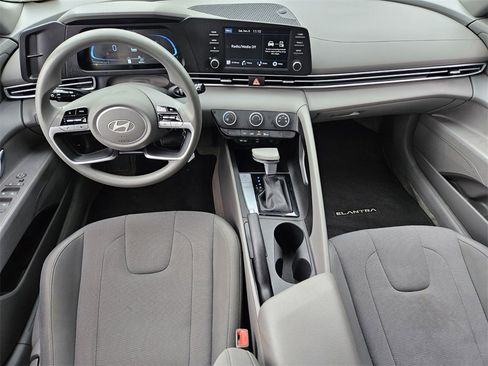 Used 2025 Hyundai Elantra SE image 11