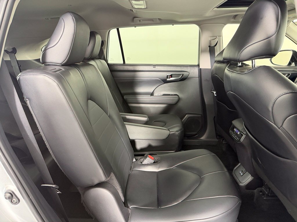 Used 2025 Toyota Highlander XLE FWD image 18