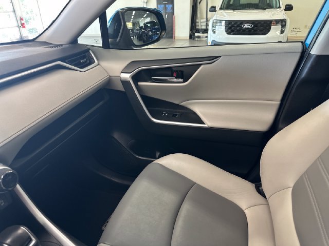 Used 2021 Toyota RAV4 XLE Premium FWD image 25
